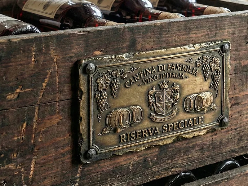 Placca metallica decorativa su una cassa di legno per vino di pregio